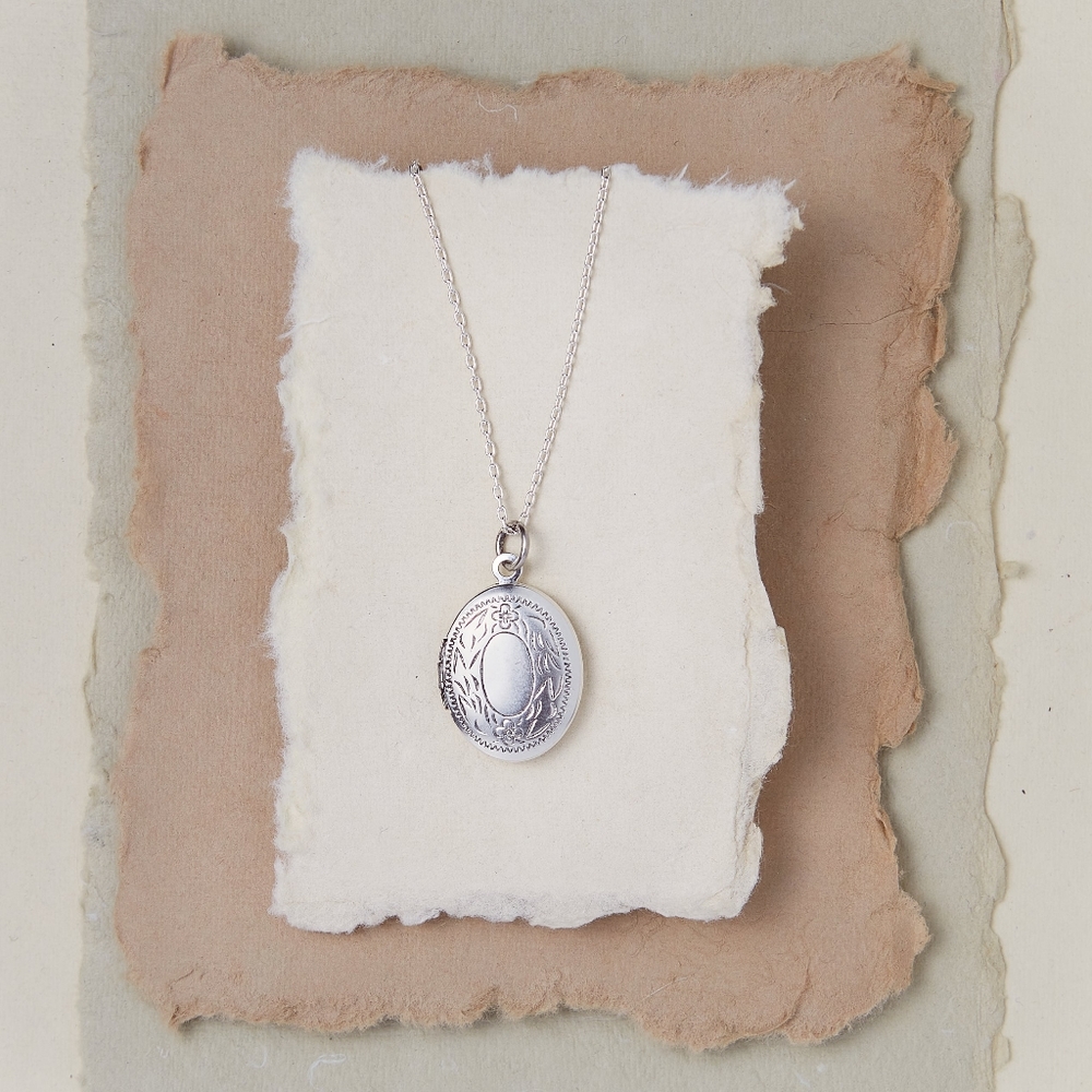 LOCKET | Oval with Leaf Border